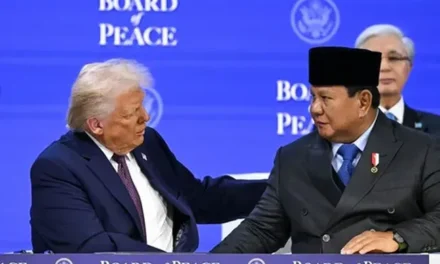 Gaya Kepemimpinan Prabowo Tidak Genuine, Hanya Mengekor Trump