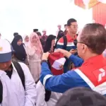 Pertamina Salurkan 200 Paket Pendidikan di Banyuwangi Saat Kunjungan Komisaris Utama