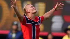Suporter Norwegia Rayakan Kemenangan Dengan ‘Dayung Viking’ Setelah Singkirkan Brasil